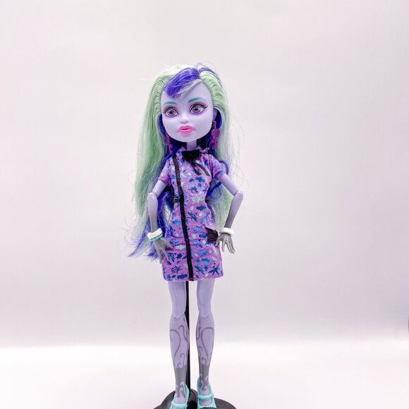 Monster High Twyla – New Scaremester – Outfit & Stand (No Purse) - Picture 2 of 5